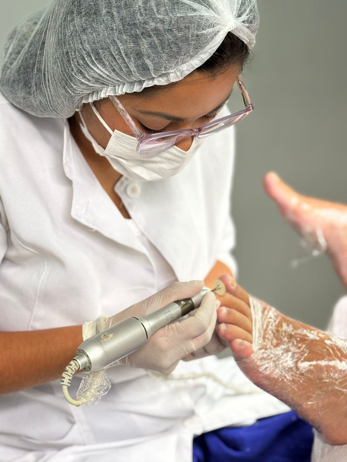 Dra. realizando procedimento